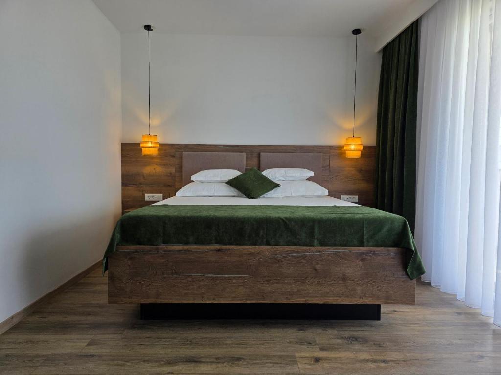 Double room with queen bed and sea view at Villa Perla Vrsi